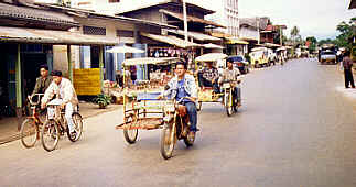 Noch mehr Verkehr in Houisai, Provinz Bokeo, Laos   (12.4 K)