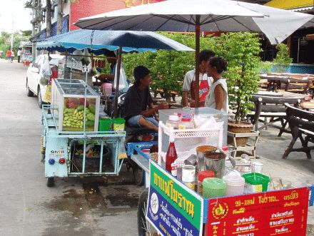 Nudelsuppe aus Thailand und frische Früchte, Pattaya Naklua, Chonburi Provinz