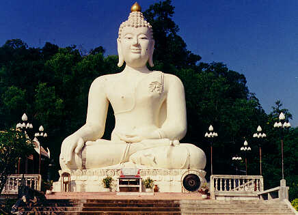 Buddha-Figur beim Wat von Thaton, Nord-Thailand  (25.3 K)