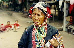 Akha-Frau in einem Akha-Dorf am Doi Mae Salong, Chiangwat Mae Sai, Provinz Chiang Rai.