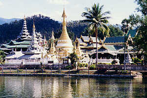 Burmese temple near Mae Hong Sorn, Mae Hong Sorn Province, Northern Thailand  (19.2 K)