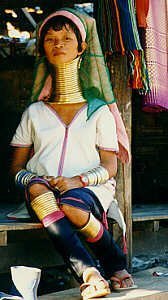 Paduang Karen woman (Long Neck Karen) in a Paduang village near Mae Hong Sorn, Mae Hong Sorn Province, Northern Thailand.  (14.3 K)