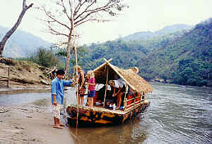 Fluss-Barke am Mae-Kok-Fluss (Maenam Kok), Provinz Chiang Rai, Nord-Thailand.