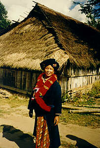Yao-Frau im Bergdorf, Provinz Chiang Mai, Nord-Thailand  (19.3 K)