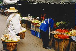 Einkaufen auf dem Gemüsemarkt

in Chiang Mai. cnx062_3.jpg (13281 Byte)