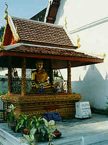 Sitting Buddha statue near the main Viharn  (11.5 K)