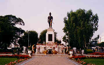 Monument von King Mengrai dem Grossen (11.9 K)