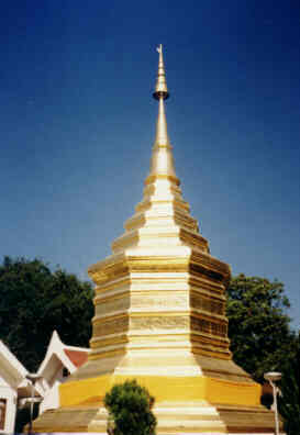 Der Tschedi des Wat Phrathat Tschom Thong in Chiang Rai (10.6 K)