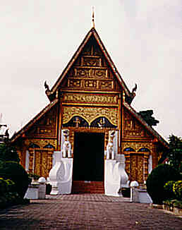 Der Viharn von Wat Phra Singh, Frontansicht. (12.8 K)