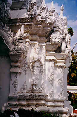 Front gate of Wat Phra Singh, details (Tha Luang Road). (16.6 K)