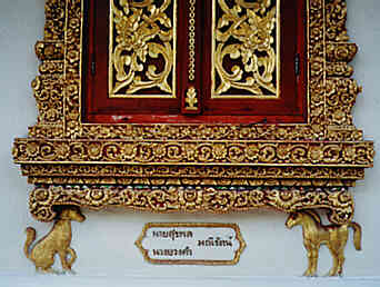 Detailaufnahme, unterer Teil eines Fenster-Rahmens des Viharn von Wat Phra Singh. (19.0 K)