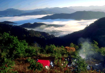 Berglandschaft mit Wolkendecke in Nord-Thailand