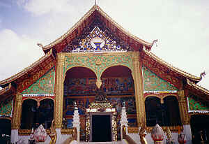 Vat Chome Khaou Maniratn, Houisai, Provinz Bokeo, Laos. (12.9 K)