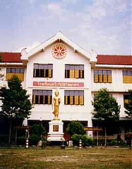 Die Klosterschule von Wat Phra Singh. (13.1 K)