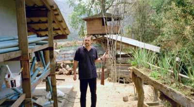 Mae Na Chorn, Chiang Mai Provinz, Thailand: Ralf Oberg mit Vorderlader. Damit jagen hier oben einige der Jungs Gazellen. Nicht zum Vergnügen, sondern um den Speiseplan ein wenig zu bereichern.