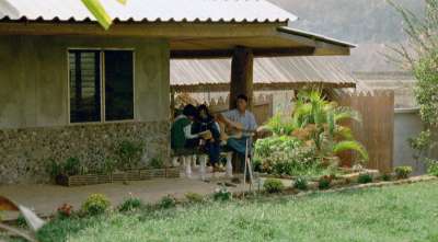 Mae Na Chorn, Chiang Mai Provinz, Thailand: Eines der mit liebe gebauten Wohnhäuser. Karfreitag: Die Jungs und Mädels üben sich im singen und Gitarre spielen.