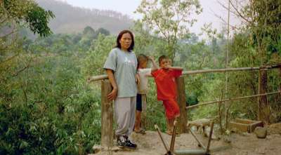 Mae Na Chorn, Chiang Mai Provinz, Thailand: Noi mit einem der dort lebenden Waisenkinder.